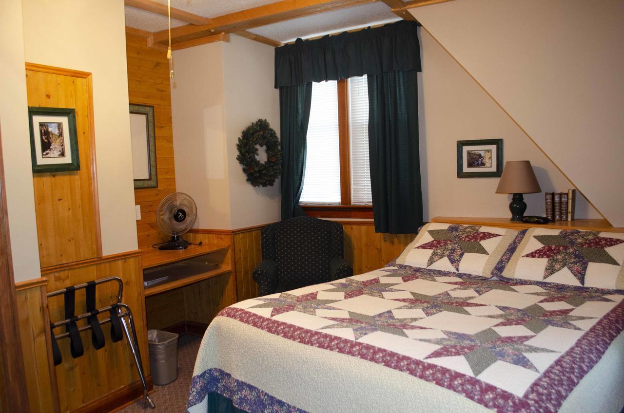 Crandell Mountain Lodge Waterton Park Exterior photo