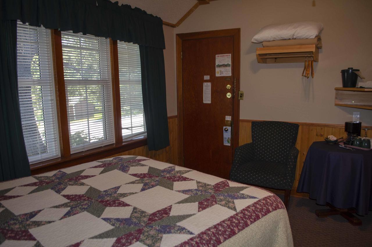 Crandell Mountain Lodge Waterton Park Exterior photo