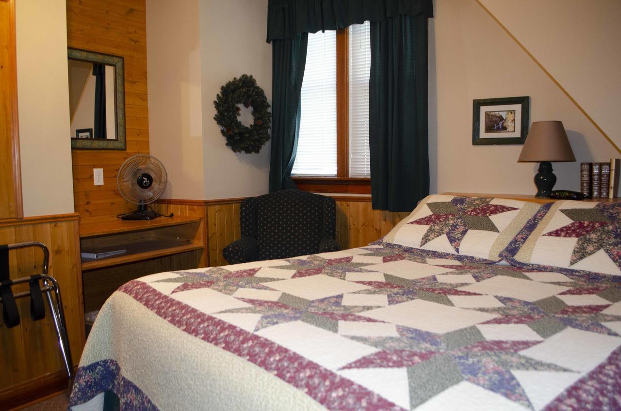 Crandell Mountain Lodge Waterton Park Exterior photo