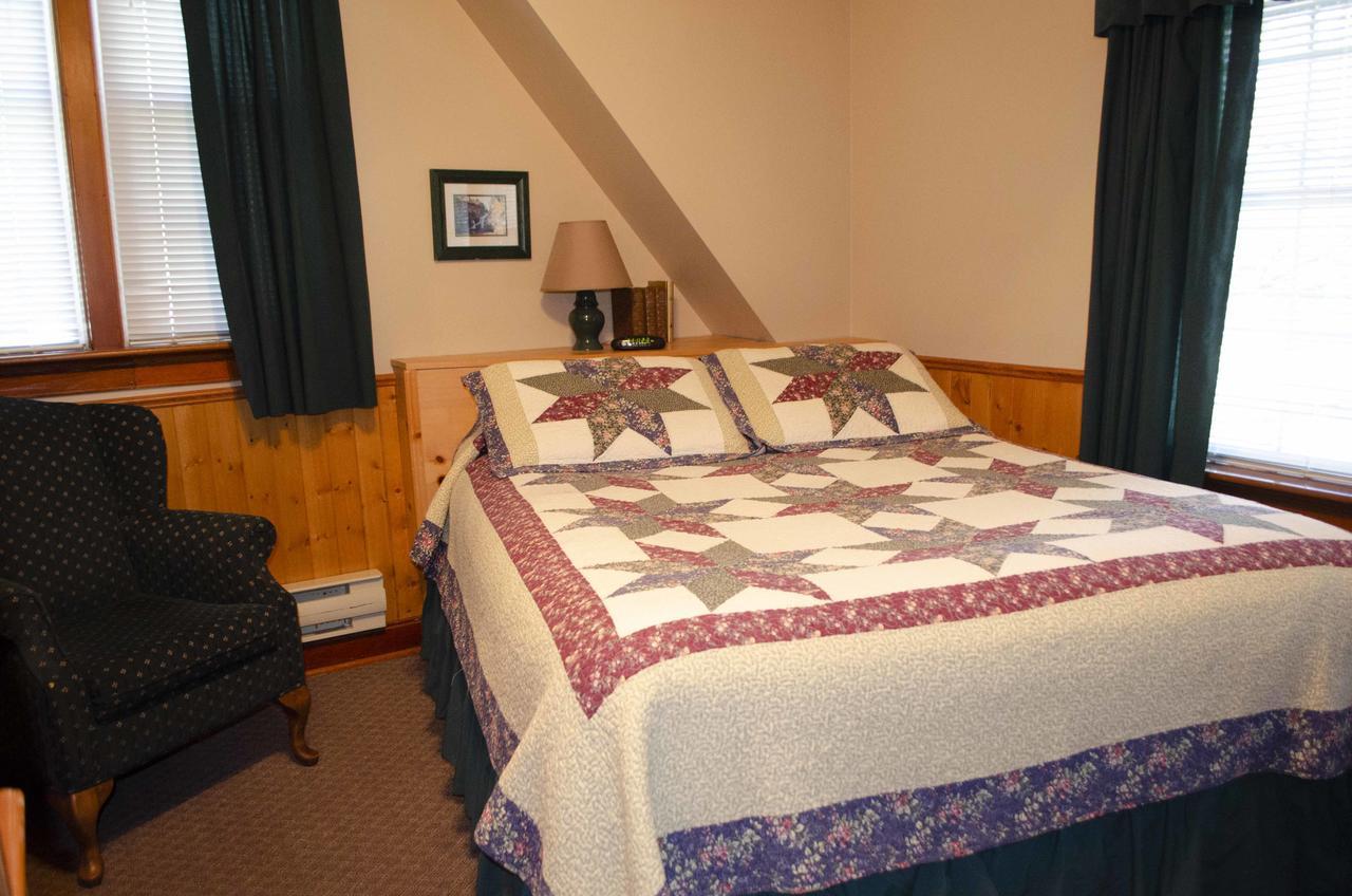Crandell Mountain Lodge Waterton Park Exterior photo
