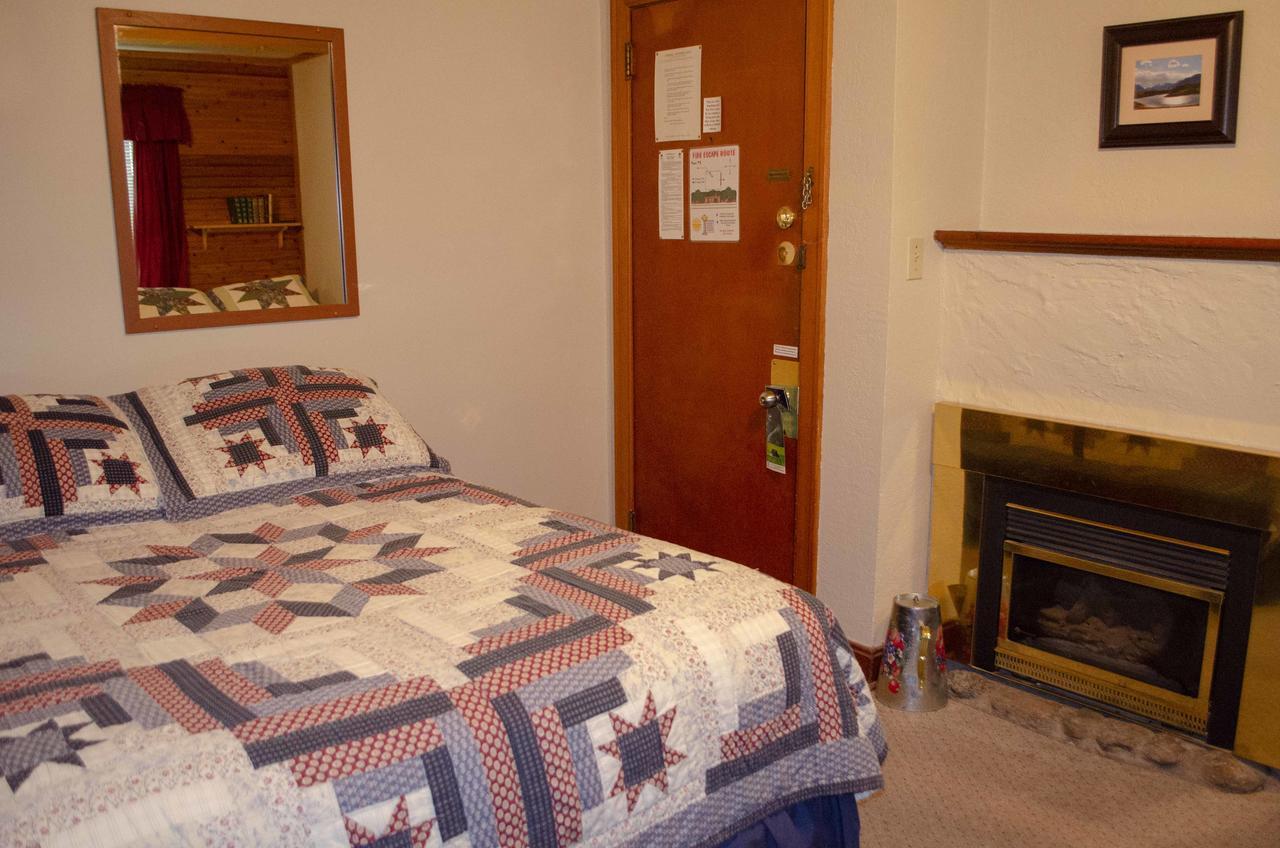 Crandell Mountain Lodge Waterton Park Exterior photo