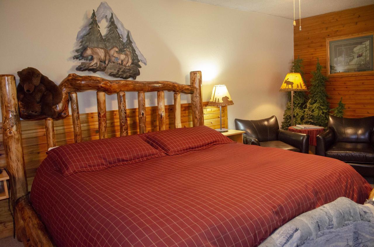Crandell Mountain Lodge Waterton Park Exterior photo