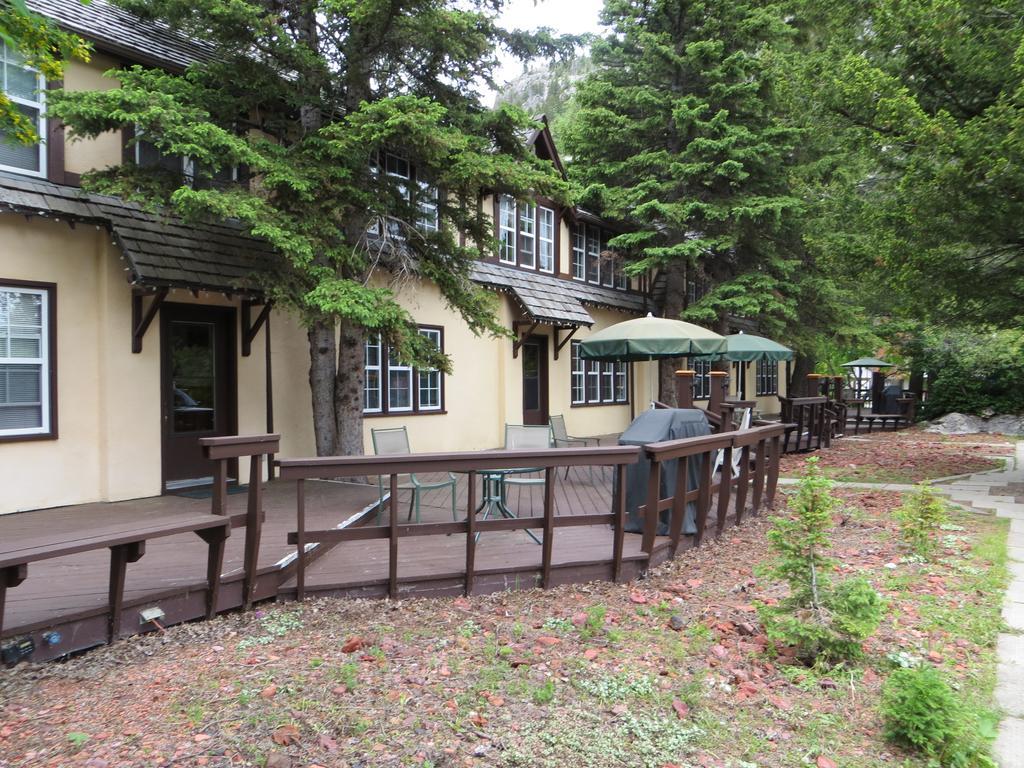 Crandell Mountain Lodge Waterton Park Exterior photo