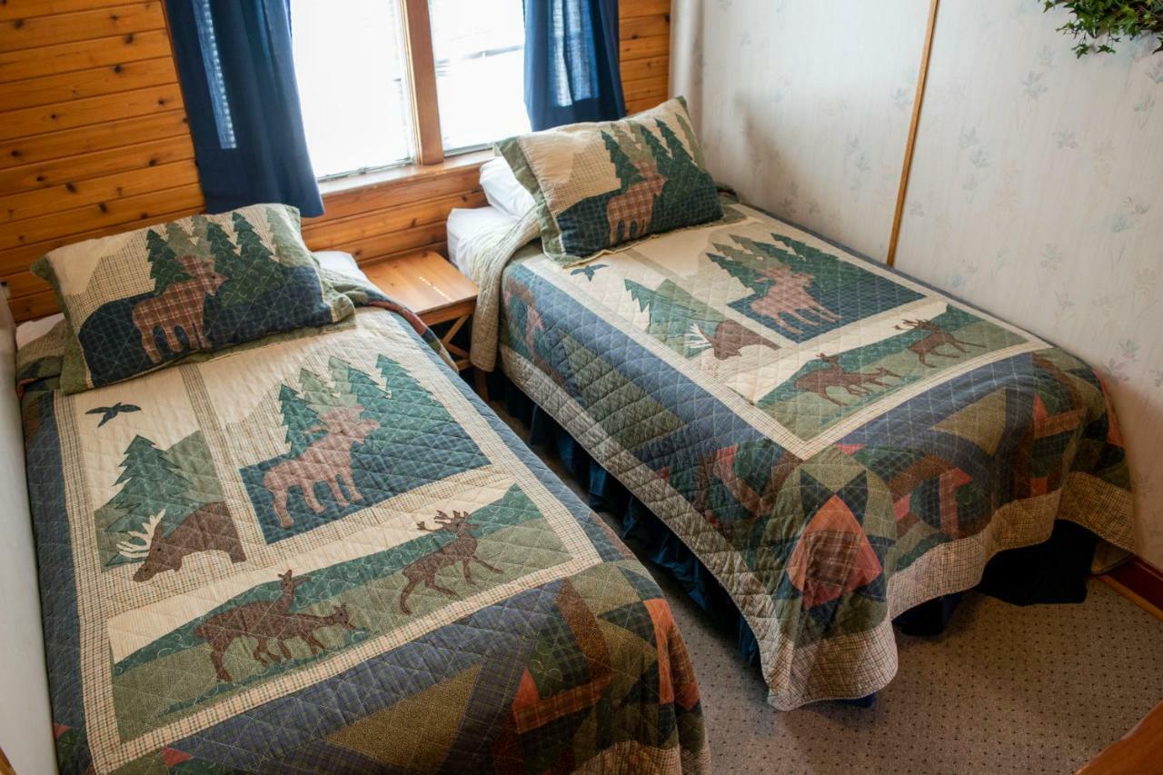 Crandell Mountain Lodge Waterton Park Exterior photo