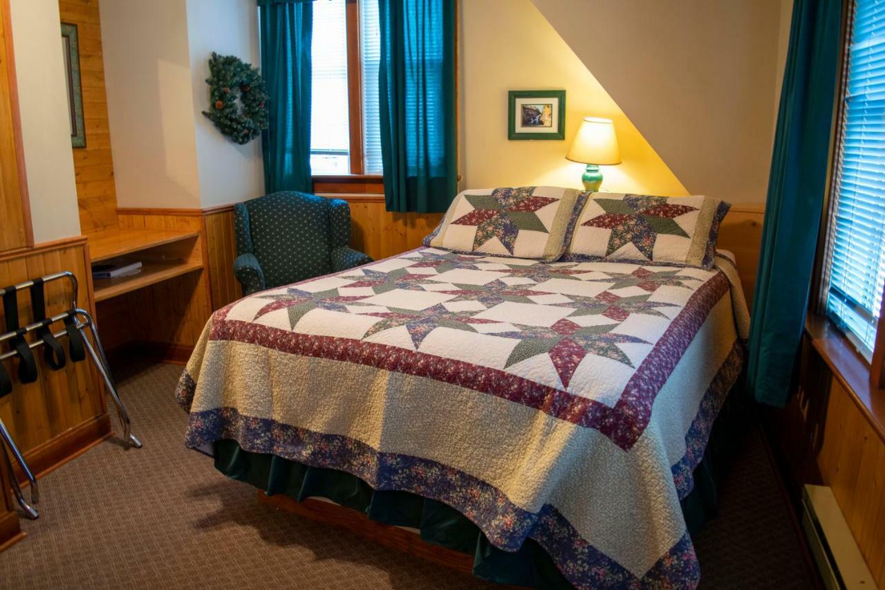 Crandell Mountain Lodge Waterton Park Exterior photo