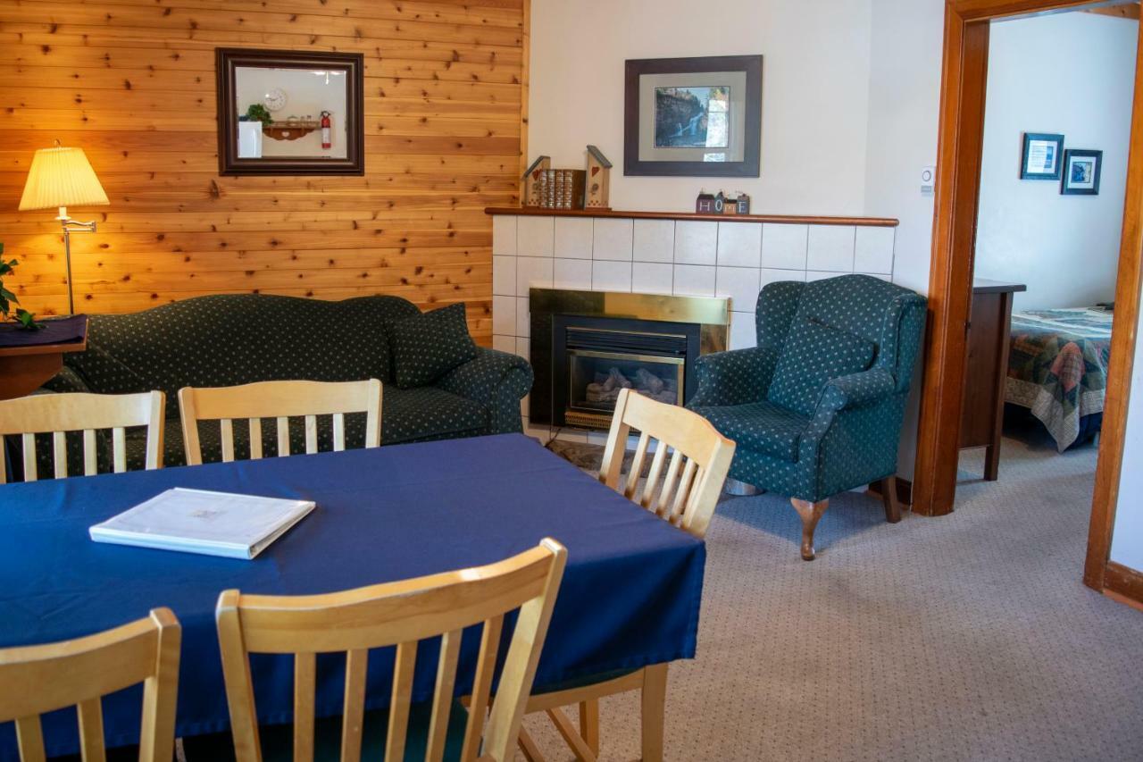 Crandell Mountain Lodge Waterton Park Exterior photo