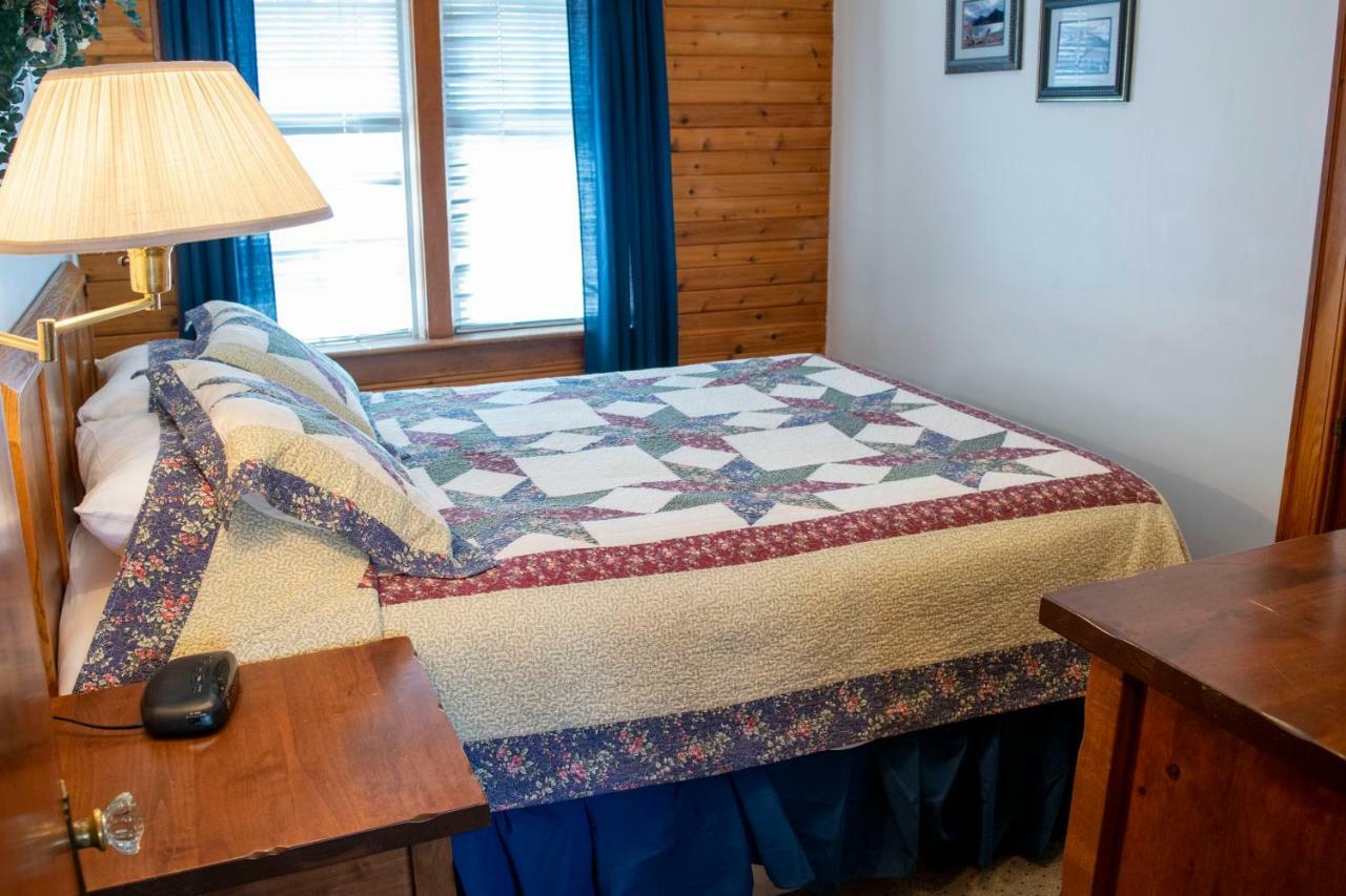 Crandell Mountain Lodge Waterton Park Exterior photo